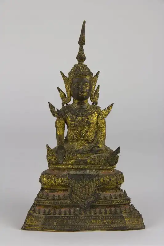 Buddha,

Thailand, Ratanakosin Periode, (benannt nach der Insel beziehungsweise der Stadt Rattanakosin wird die geschichtliche Epoche Thailands unter der Chakri-Dynastie von  1782 bis heute, oder manchmal nur bis zum Ende der absoluten Monarchie  1932,  0
