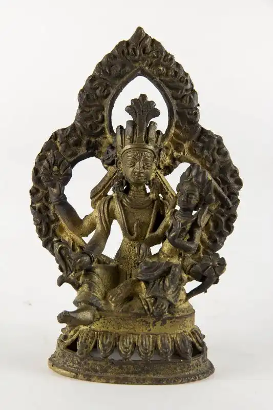Figur,
Nepal, 19./20. Jh., Shiva und Pavati, umgeben von einer Mandorla, sehr feiner Guss mit Resten einer Vergoldung, schne Patina, Gebrauchsspuren.

H: 13 cm 0