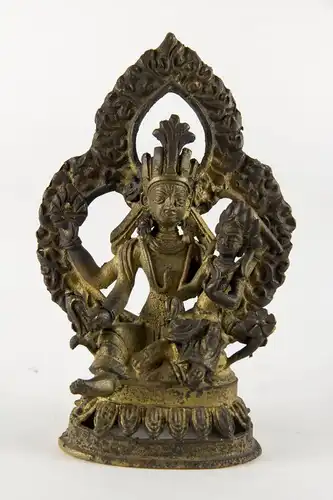 Figur,
Nepal, 19./20. Jh., Shiva und Pavati, umgeben von einer Mandorla, sehr feiner Guss mit Resten einer Vergoldung, schöne Patina, Gebrauchsspuren.

H: 13 cm