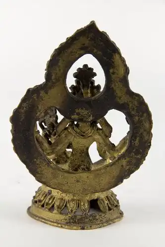 Figur,
Nepal, 19./20. Jh., Shiva und Pavati, umgeben von einer Mandorla, sehr feiner Guss mit Resten einer Vergoldung, schöne Patina, Gebrauchsspuren.

H: 13 cm