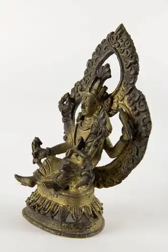 Figur,
Nepal, 19./20. Jh., Shiva und Pavati, umgeben von einer Mandorla, sehr feiner Guss mit Resten einer Vergoldung, schöne Patina, Gebrauchsspuren.

H: 13 cm
