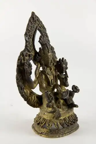 Figur,
Nepal, 19./20. Jh., Shiva und Pavati, umgeben von einer Mandorla, sehr feiner Guss mit Resten einer Vergoldung, schöne Patina, Gebrauchsspuren.

H: 13 cm