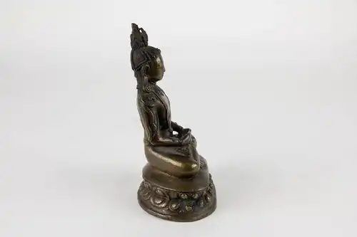 Buddha Amitayus,

18./19. Jh., Sino Tibetisch, Bronze, die Hände in Dhyana Mudra (der rechte  liegt auf der linken Handfläche, die  berühren sich,die Hände verweilen im Schoß, Dhyana Mudra verkörpert den Zustand der Erleuchtung)  , auf...