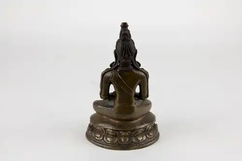 Buddha Amitayus,

18./19. Jh., Sino Tibetisch, Bronze, die Hände in Dhyana Mudra (der rechte  liegt auf der linken Handfläche, die  berühren sich,die Hände verweilen im Schoß, Dhyana Mudra verkörpert den Zustand der Erleuchtung)  , auf...
