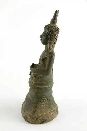Kleiner Buddha, 
Birma, wohl 18. Jh., feine Patina, Ausgrabungsstück.

H: 16,5 cm
