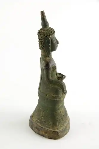 Kleiner Buddha, 
Birma, wohl 18. Jh., feine Patina, Ausgrabungsstück.

H: 16,5 cm