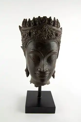Buddha-Kopf,

Tailand, Ayutthaya Periode (1350-1767), 17./18. Jh., Kopf mit königlischer Krone, Spitze fehlt, Reste von roter Kultfarbe, Ausgrabungsstück mit schön gewachsener Patina.

H: gesamt 32 cm, Kopfhöhe: 22 cm