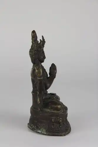 Shadakshari Avalokiteshvara,

Tibet, 17./18. Jh., Bronze,  (Avalokiteshvara ist im Mahayana der  des universellen Mitgefühls und heißt wörtlich übersetzt „der Herr, der die Welt betrachtet“), Figur im Lotussitz auf doppelten Lotustron...