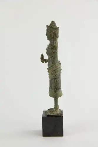 Buddha,

Kambodscha, 12./13. Jh., Khmer Angkor Periode, Bronze, ein Arm fehlt, Figur zusammengesetzt (restauriert), auf modernen Sockel, starke Gebrauchsspuren,

H: 17,5 cm