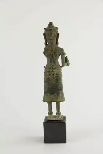 Buddha,

Kambodscha, 12./13. Jh., Khmer Angkor Periode, Bronze, ein Arm fehlt, Figur zusammengesetzt (restauriert), auf modernen Sockel, starke Gebrauchsspuren,

H: 17,5 cm