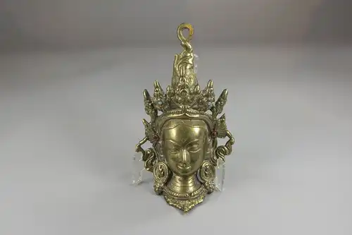 Maske,

Asien, 20. Jh., Bronze, Maske einer Tara, zum Aufhängen, Gebrauchsspuren. 

H: 17 cm