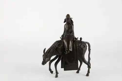 Weihrauchgefäß,

China, 17./18. Jh., in Form eines Reiters auf einem Maultier, wohl Du Fu (einer der wichtigsten Dichter der chinesischen Tang-Dynastie und Zeitgenosse des Dichters Li Bai), Augen des Maultiers mit Emaille überzogen, feiner Guss,...