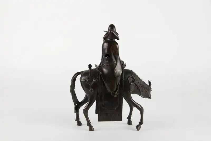 Weihrauchgefäß,

China, 17./18. Jh., in Form eines Reiters auf einem Maultier, wohl Du Fu (einer der wichtigsten Dichter der chinesischen Tang-Dynastie und Zeitgenosse des Dichters Li Bai), Augen des Maultiers mit Emaille überzogen, feiner Guss,... 2