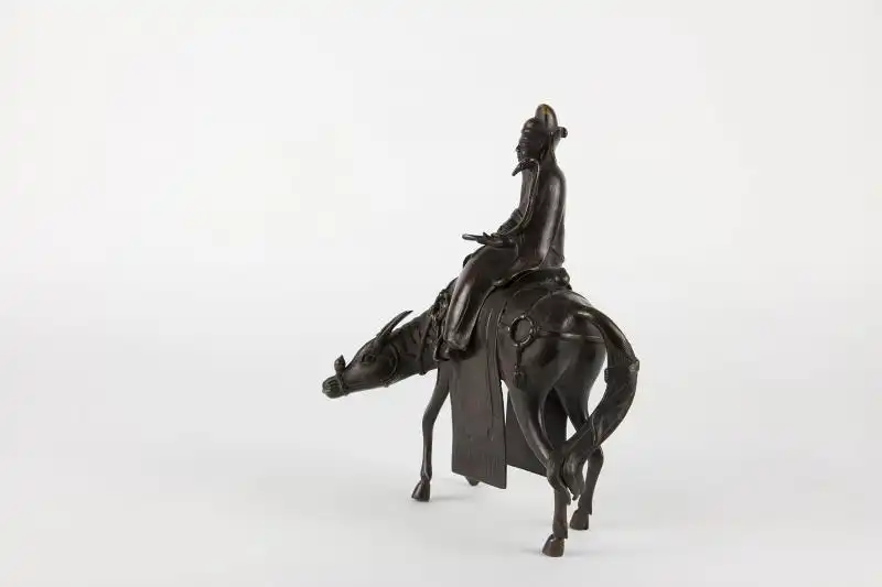 Weihrauchgefäß,

China, 17./18. Jh., in Form eines Reiters auf einem Maultier, wohl Du Fu (einer der wichtigsten Dichter der chinesischen Tang-Dynastie und Zeitgenosse des Dichters Li Bai), Augen des Maultiers mit Emaille überzogen, feiner Guss,... 3