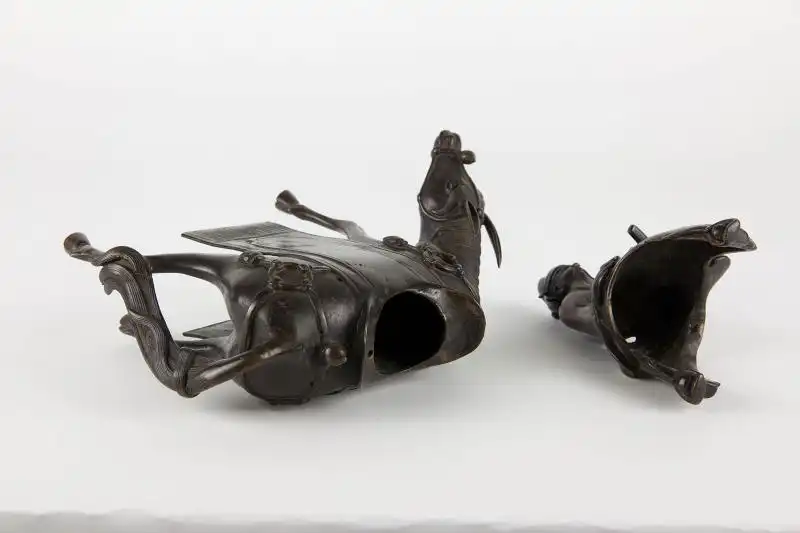 Weihrauchgefäß,

China, 17./18. Jh., in Form eines Reiters auf einem Maultier, wohl Du Fu (einer der wichtigsten Dichter der chinesischen Tang-Dynastie und Zeitgenosse des Dichters Li Bai), Augen des Maultiers mit Emaille überzogen, feiner Guss,... 4