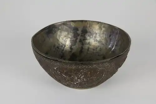 Schale, China, 19. Jh., fein mit Blumen und Ornamenten  beschnitzte Kokosnuss, mit Silberblech ausgeschlagen, Ausbruch am Rand, sonst guter Zustand. D: 13 cm, 

Bowl, China, 19th century, with flowers and ornaments graved coconut, inside a thin silver b