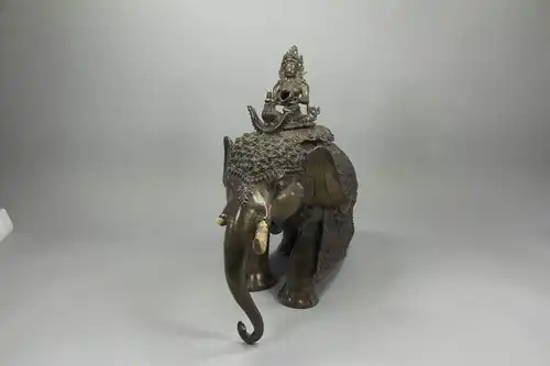 Bronze, wohl Nepal?, 19. Jh., sitzende Bodhisattva mit Kaurimuschel auf Elefant, feiner Bronzeguss, Bodhisattva mehrfach unfachmännisch mit Schrauben befestigt, Mandorla und ein Stoßzahn fehlen, sehr dekoratives Stück. H: 37 cm