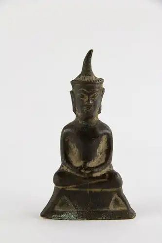 Kleine Figur, Ostasien, 18./19. Jh., Buddha, wohl Ausgrabung, Gebrauchsspuren. H: 6 cm