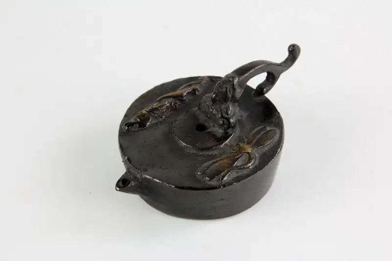 Suiteki, Japan, Edo Meiji, Wassertropfer für Kalligraphie, Bronze, mit einer Libelle und einem Drachen verziert, aufgesetzter Griff als Fabelwesen, fein gewachsene Patina, Gebrauchsspuren. D: 10 cm, 
Suiteki, Water dropper, Japan, Edo Meiji, Bronze,... 0