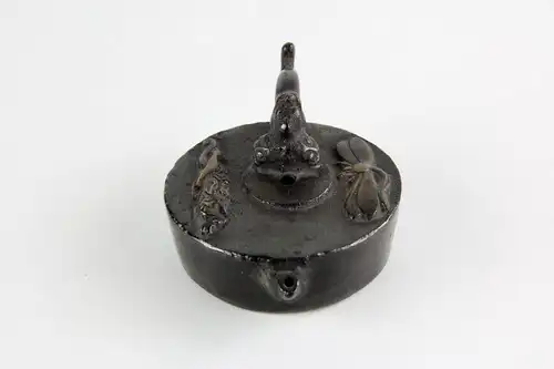 Suiteki, Japan, Edo Meiji, Wassertropfer für Kalligraphie, Bronze, mit einer Libelle und einem Drachen verziert, aufgesetzter Griff als Fabelwesen, fein gewachsene Patina, Gebrauchsspuren. D: 10 cm, 
Suiteki, Water dropper, Japan, Edo Meiji, Bronze,...