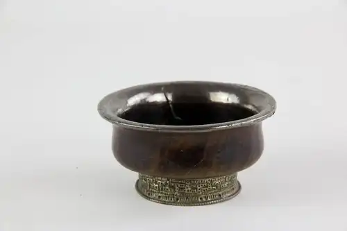 Teeschale, Tibet, um 1900, Wurzelholz gedrechselt, mit Silber ausgeschlagen, Stand mit verzierten Weißmetall beschlagen, guter Zustand. H: 5 cm, D: 9.5 cm