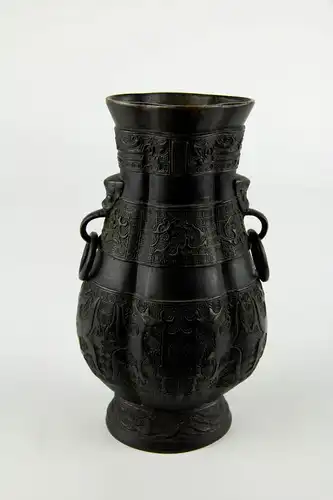Kleine Vase, China, Qing Dynastie, Bronze, im archaischen Stil, Boden separat eingelötet, mit Rautenmuster verziert, feine Patina. H: 18,5 cm