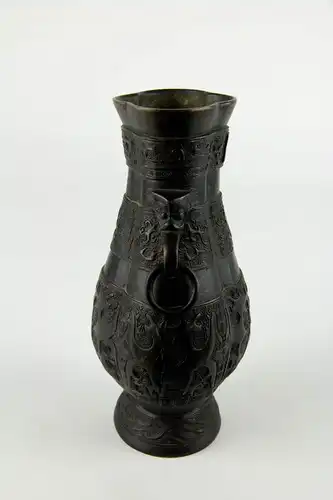 Kleine Vase, China, Qing Dynastie, Bronze, im archaischen Stil, Boden separat eingelötet, mit Rautenmuster verziert, feine Patina. H: 18,5 cm