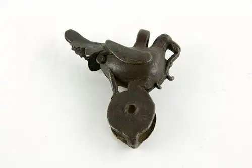 Umlenkrolle,

Indien, 18./19. Jh., Bronze, in Form eines Vogels, Innenrad fehlt.

H: 9,5 cm