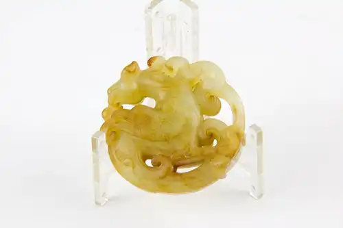 Talisman,
China, 19. Jh., gelbe Jade, geschnitzt, in Form eines Fabelwesens.
D: 5,5 cm