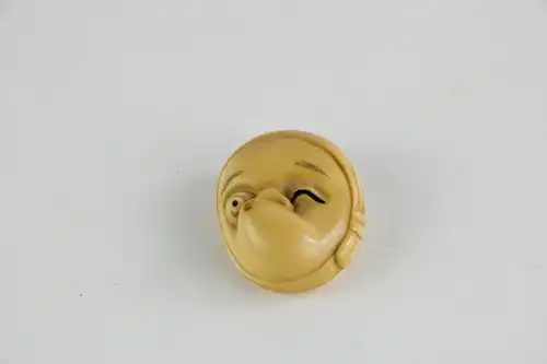 Netsuke,
Japan, Edo Meiji, signiert, Elfenbein, in Form einer Hyottoko Maske, feine Qualität.
4,5 cm x 4 cm