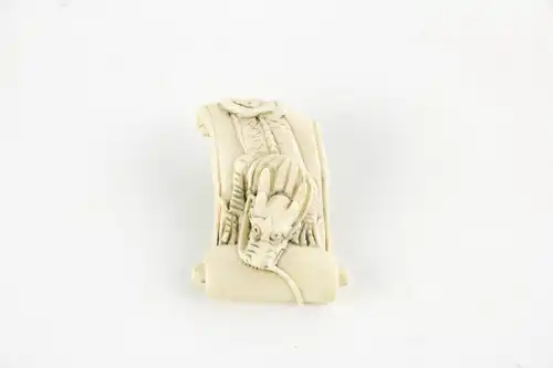 Netsuke,
Japan, Edo Periode, Elfenbein, Drachen auf Schriftrolle, geschnitzt, Gebrauchsspuren.
H: 4,2 cm