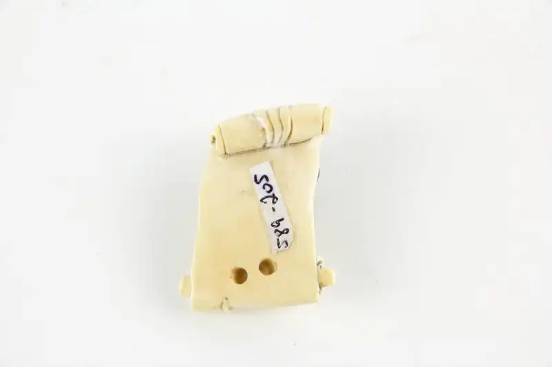 Netsuke,
Japan, Edo Periode, Elfenbein, Drachen auf Schriftrolle, geschnitzt, Gebrauchsspuren.
H: 4,2 cm 1