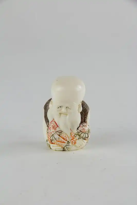Netsuke,
Japan, Meiji Periode, signiert, Elfenbein, Fukurokuju, sehr feine Ausarbeitung, graviert und farbig abgesetzt.
 H: 4,6 cm 0