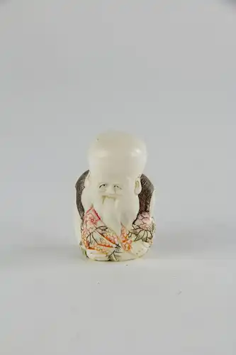 Netsuke,
Japan, Meiji Periode, signiert, Elfenbein, Fukurokuju, sehr feine Ausarbeitung, graviert und farbig abgesetzt.
 H: 4,6 cm