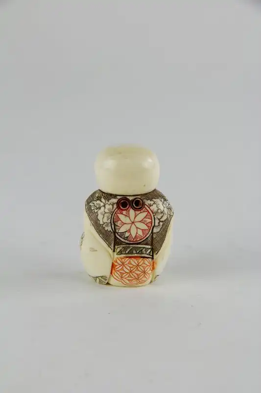Netsuke,
Japan, Meiji Periode, signiert, Elfenbein, Fukurokuju, sehr feine Ausarbeitung, graviert und farbig abgesetzt.
 H: 4,6 cm 2