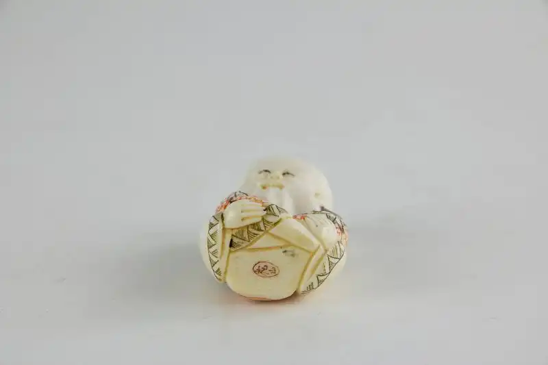 Netsuke,
Japan, Meiji Periode, signiert, Elfenbein, Fukurokuju, sehr feine Ausarbeitung, graviert und farbig abgesetzt.
 H: 4,6 cm 3