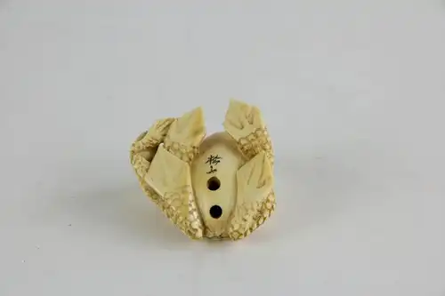 Netsuke,

Japan, Edo Meijij, Elfenbein, signiert, Kröte mit Jungtier, geschnitzt, dunkel eingelegte Augen, Gebrauchsspuren.

H: 2,5 cm