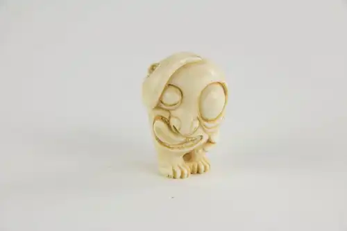 Netsuke,
Japan, Meiji-Zeit, Elfenbein geschnitzt, Yōkai, wohl ein Abura Sumashi, guter Zustand, selten.
H: 4 cm