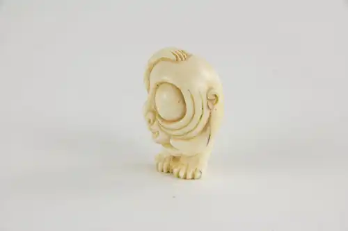 Netsuke,
Japan, Meiji-Zeit, Elfenbein geschnitzt, Yōkai, wohl ein Abura Sumashi, guter Zustand, selten.
H: 4 cm