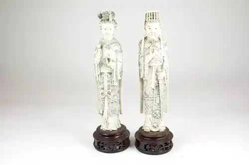 Paar Figuren,
China, 19./20. Jh., Kaiserpaar Huang Di und Lei Zu, Elfenbein geschnitzt und graviert ,schwarz abgesetzt, auf durchbrochen gearbeiteten Holzsockel, sehr ausdrucksstarke Gesichter, Gebrauchsspuren
H: 29 cm