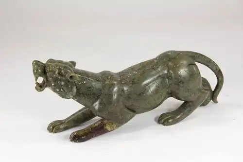Tiger-Figur,
China, 20. Jh, Nefrit, nach alten Vorbild schön ausgearbeitetes Stück, unbeschädigt. 
L: 28 cm,
Figure of a tiger, China, 20th century, nephrite, undamaged