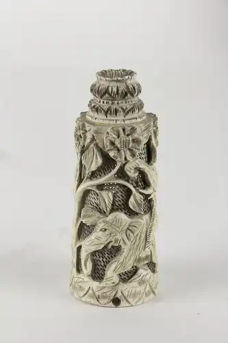 Gefäß,

wohl Indien, 19./20. Jh., Bein, (Grillenbehälter?), verziert mit Blumen, Elefanten und Vogel, halbplastisch geschnitzt, netzartiger Untergrund, durchbrochen gearbeiteter Deckel in Blütenform, Boden fehlt, Gebrauchsspuren.

 H: 13 cm