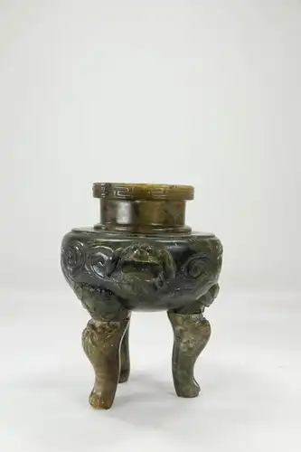 Räuchergefäß,

19./20. Jh., Nefrit-Jade, Gefäß auf drei separat angesetzten Beinen stehend, Handhaben ausgebrochen, Ringe fehlen, ein Bein repariert und geklebt, starke Gebrauchsspuren.

H: 15,5 cm