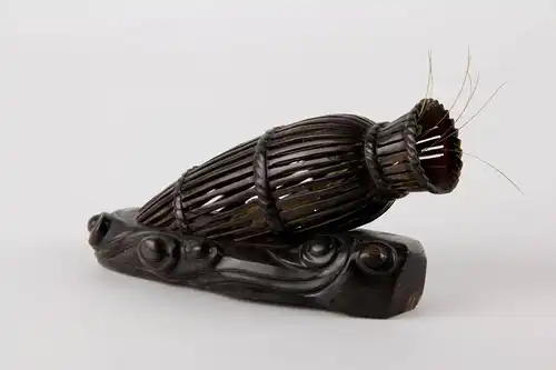 Schnitzerei,
China, um 1900, Bein- und Hornschnitzerei, Krebs in einer Reuse, sehr feine Arbeit, Gebrauchsspuren.

 L: 15,5 cm
