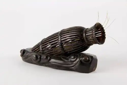 Schnitzerei,
China, um 1900, Bein- und Hornschnitzerei, Krebs in einer Reuse, sehr feine Arbeit, Gebrauchsspuren.

 L: 15,5 cm