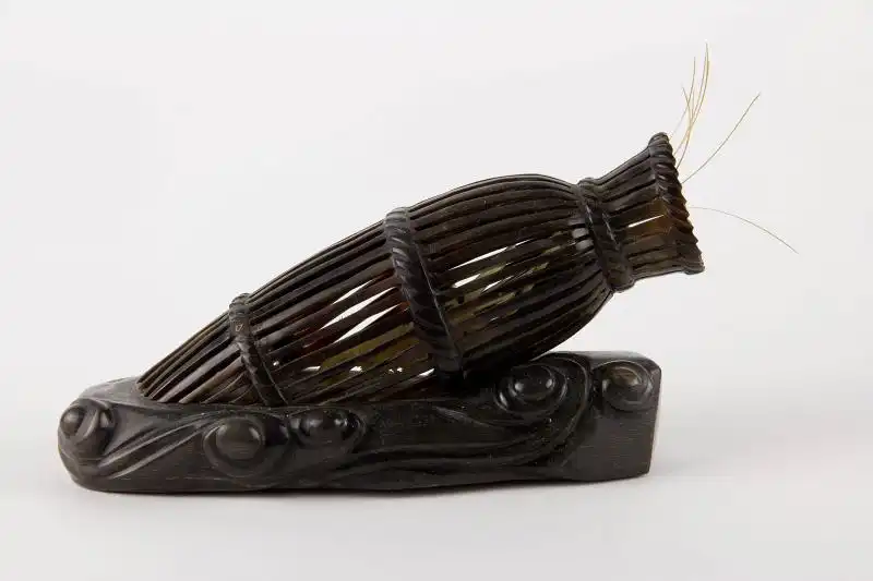 Schnitzerei,
China, um 1900, Bein- und Hornschnitzerei, Krebs in einer Reuse, sehr feine Arbeit, Gebrauchsspuren.

 L: 15,5 cm 2