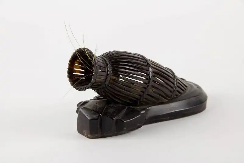 Schnitzerei,
China, um 1900, Bein- und Hornschnitzerei, Krebs in einer Reuse, sehr feine Arbeit, Gebrauchsspuren.

 L: 15,5 cm 3