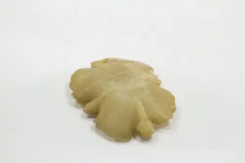 Pinselschale,
China, 19. Jh., gelbe Jade?, in Form eines Lotusblattes, alte Klebestelle, sonst guter Zustand. 

L: 11 cm, B: 8 cm