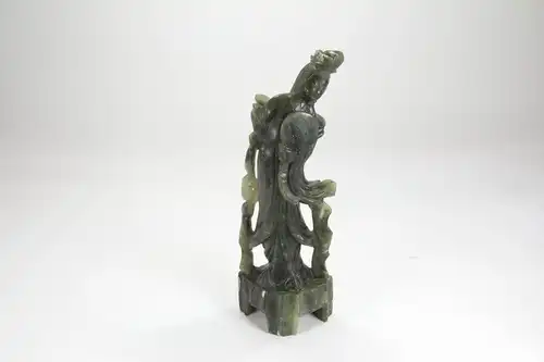 Figur,
China, 20. Jh., Jade, Frau, Gebrauchsspuren, unbeschädigt. 
H: 21 cm