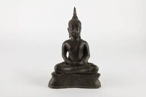 Figur, Thailand, 19. Jh., oder älter, Buddha im Lotussitz mit verschränkten Händen, gewachsene Patina mit Fehlstellen am Ohr und an den Händen, Gebrauchsspuren. H: 21 cm